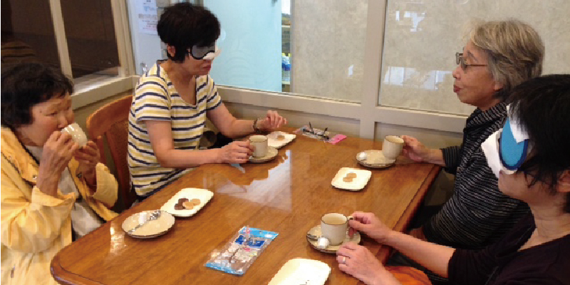 写真:アイマスクをしてお茶を楽しむテーブルオリエンテーション講習